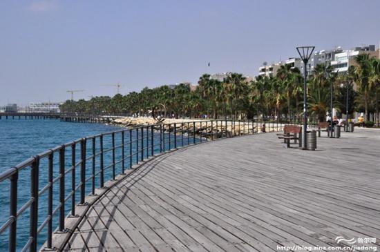 【<a data-cke-saved-href='http://travel.sina.com.cn/saipulusi-lvyou/?from=b-keyword' href='http://travel.sina.com.cn/saipulusi-lvyou/?from=b-keyword' target='_blank'>塞浦路斯</a>】<a data-cke-saved-href='http://travel.sina.com.cn/limasuoer-lvyou/?from=b-keyword' href='http://travel.sina.com.cn/limasuoer-lvyou/?from=b-keyword' target='_blank'>利马索尔</a>(Limassol)海边漫步