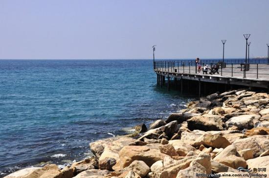 【<a data-cke-saved-href='http://travel.sina.com.cn/saipulusi-lvyou/?from=b-keyword' href='http://travel.sina.com.cn/saipulusi-lvyou/?from=b-keyword' target='_blank'>塞浦路斯</a>】<a data-cke-saved-href='http://travel.sina.com.cn/limasuoer-lvyou/?from=b-keyword' href='http://travel.sina.com.cn/limasuoer-lvyou/?from=b-keyword' target='_blank'>利马索尔</a>(Limassol)海边漫步