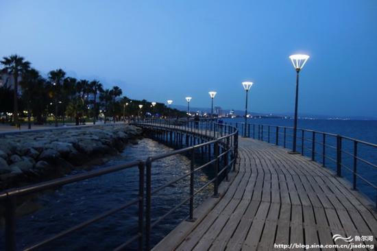 【<a data-cke-saved-href='http://travel.sina.com.cn/saipulusi-lvyou/?from=b-keyword' href='http://travel.sina.com.cn/saipulusi-lvyou/?from=b-keyword' target='_blank'>塞浦路斯</a>】<a data-cke-saved-href='http://travel.sina.com.cn/limasuoer-lvyou/?from=b-keyword' href='http://travel.sina.com.cn/limasuoer-lvyou/?from=b-keyword' target='_blank'>利马索尔</a>(Limassol)海边漫步