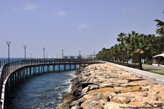 【<a data-cke-saved-href='http://travel.sina.com.cn/saipulusi-lvyou/?from=b-keyword' href='http://travel.sina.com.cn/saipulusi-lvyou/?from=b-keyword' target='_blank'>塞浦路斯</a>】<a data-cke-saved-href='http://travel.sina.com.cn/limasuoer-lvyou/?from=b-keyword' href='http://travel.sina.com.cn/limasuoer-lvyou/?from=b-keyword' target='_blank'>利马索尔</a>(Limassol)海边漫步