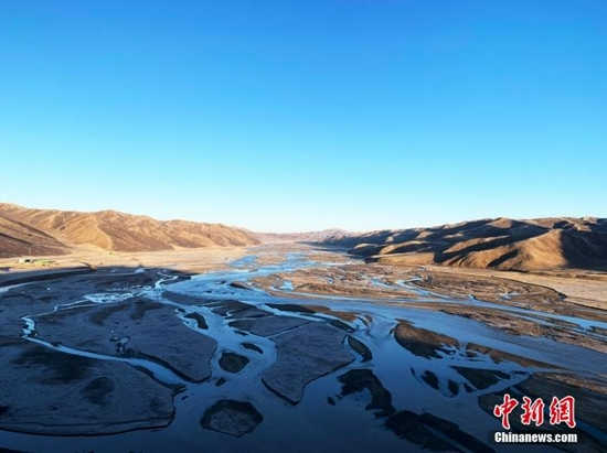 果洛州达日县境内的黄河。青海省果洛州地处三江源腹地,黄河在果洛境内蜿蜒760公里,是“中华水塔”的重要组成部分和国家重要的生态安全屏障。中新社记者 孙睿 摄