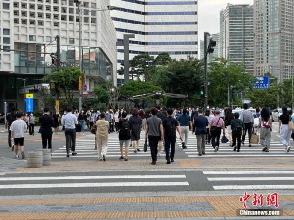 资料图:韩国民众走在街上。 资料图:韩国民众走在街上。