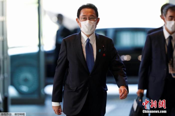 资料图:日本首相岸田文雄抵达首相官邸。 资料图:日本首相岸田文雄抵达首相官邸。