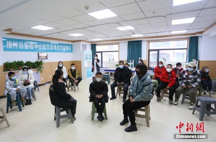 11月30日,甘肃省兰州市城关区雁南街道社区卫生服务中心,小朋友接种新冠疫苗后留观。目前,兰州市3至11岁人群新冠疫苗接种工作正有序开展。 <a target='_blank' data-cke-saved-href='http://www.chinanews.com/' href='http://www.chinanews.com/'>中新社</a>记者 高展 摄 11月30日,甘肃省兰州市城关区雁南街道社区卫生服务中心,小朋友接种新冠疫苗后留观。目前,兰州市3至11岁人群新冠疫苗接种工作正有序开展。 <a target='_blank' data-cke-saved-href='http://www.chinanews.com/' href='http://www.chinanews.com/'>中新社</a>记者 高展 摄