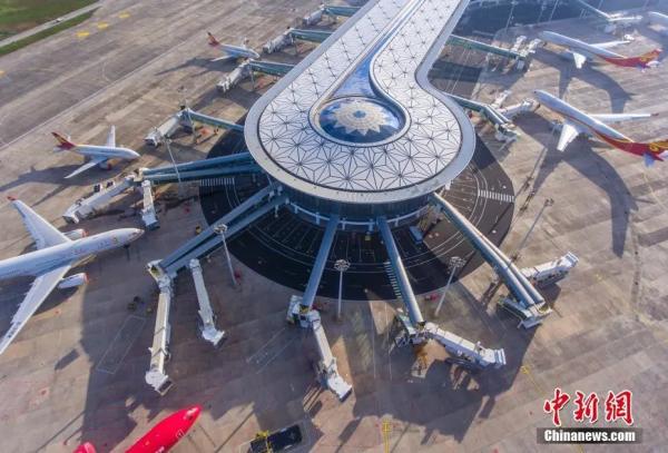 图为航拍即将投入运营的海口美兰国际机场二期扩建项目。(无人机照片) <a target='_blank' data-cke-saved-href='http://www.chinanews.com/' href='http://www.chinanews.com/'>中新社</a>记者 骆云飞 摄 图为航拍即将投入运营的海口美兰国际机场二期扩建项目。(无人机照片) <a target='_blank' data-cke-saved-href='http://www.chinanews.com/' href='http://www.chinanews.com/'>中新社</a>记者 骆云飞 摄