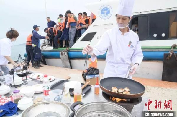 图为厨师分享独家鲍鱼食谱。 李南轩 摄 图为厨师分享独家鲍鱼食谱。 李南轩 摄